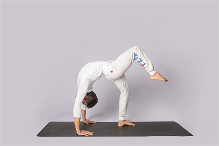 瑜伽体式——单腿轮式 瑜伽体式——单腿轮式