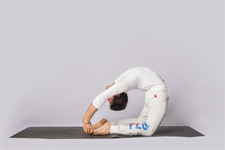 瑜伽体式——瑜伽轮式