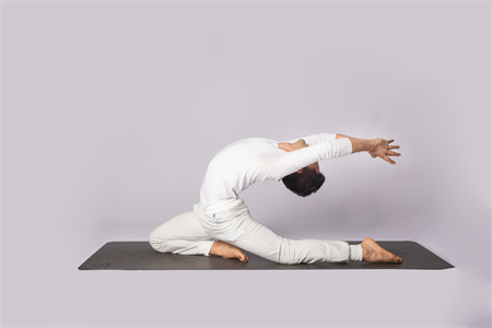 瑜伽体式——骆驼式